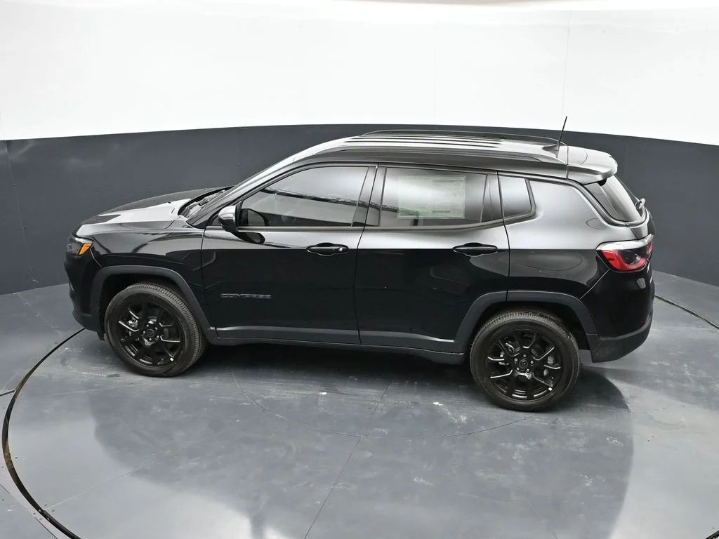 New 2026 Diamond Black Crystal Pearl-Coat Exterior Paint Jeep Latitude image 39