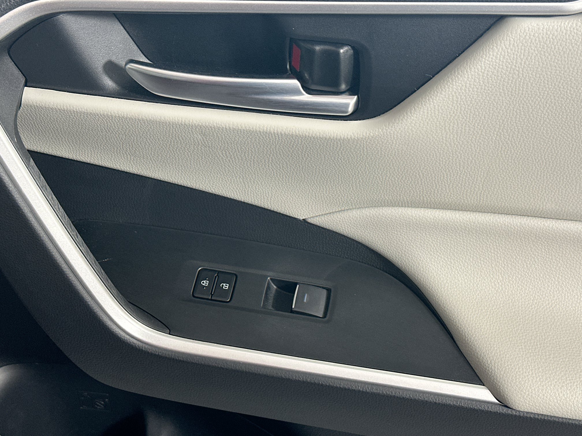 Used 2024 Pearl Toyota XLE Premium image 29