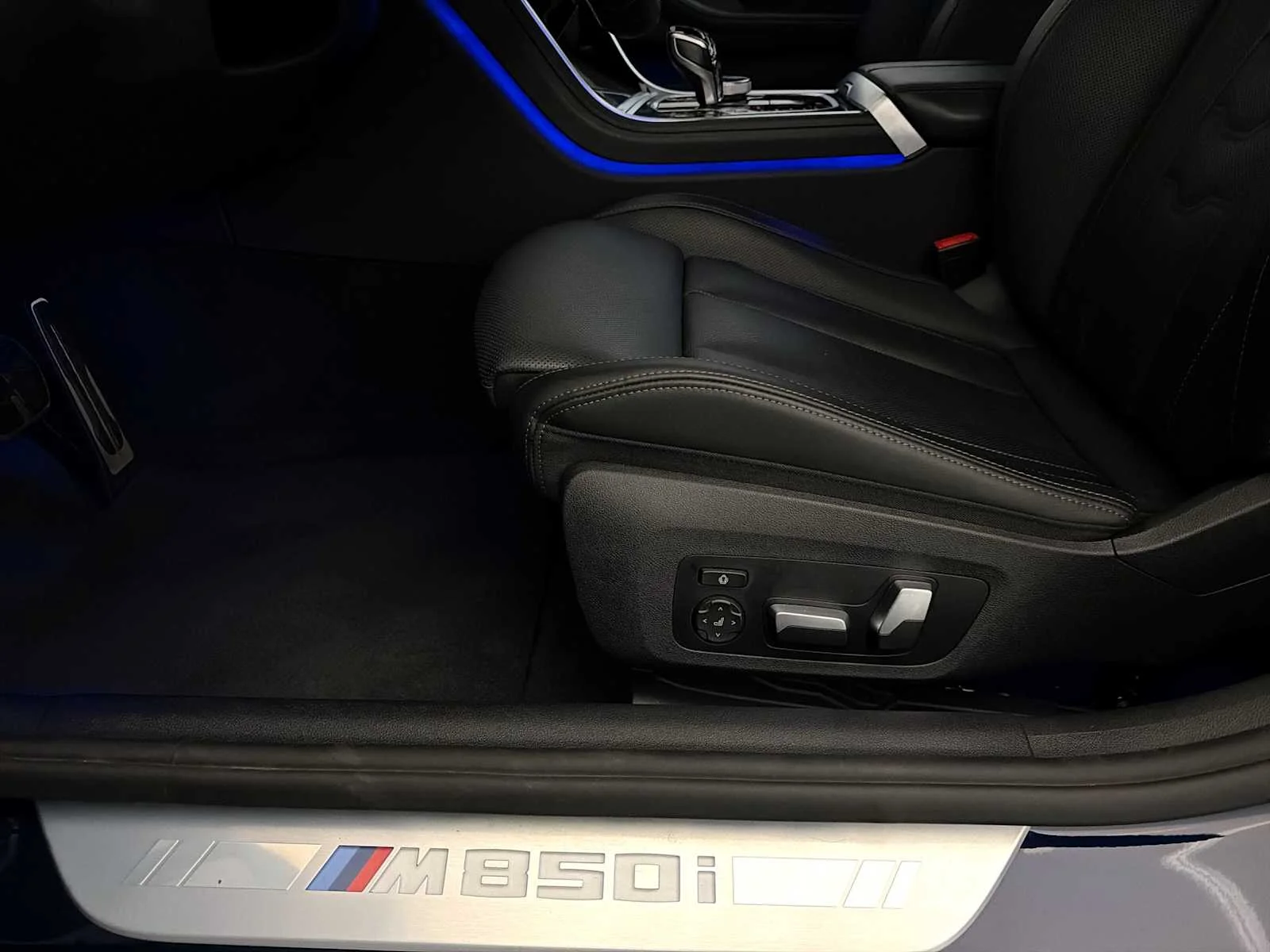 2026 BMW 8 Series M850i - Photo 10