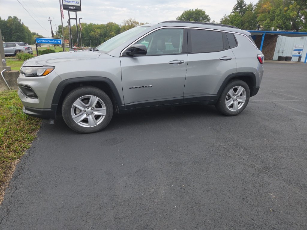 Used 2022 Silver Jeep Latitude image 2