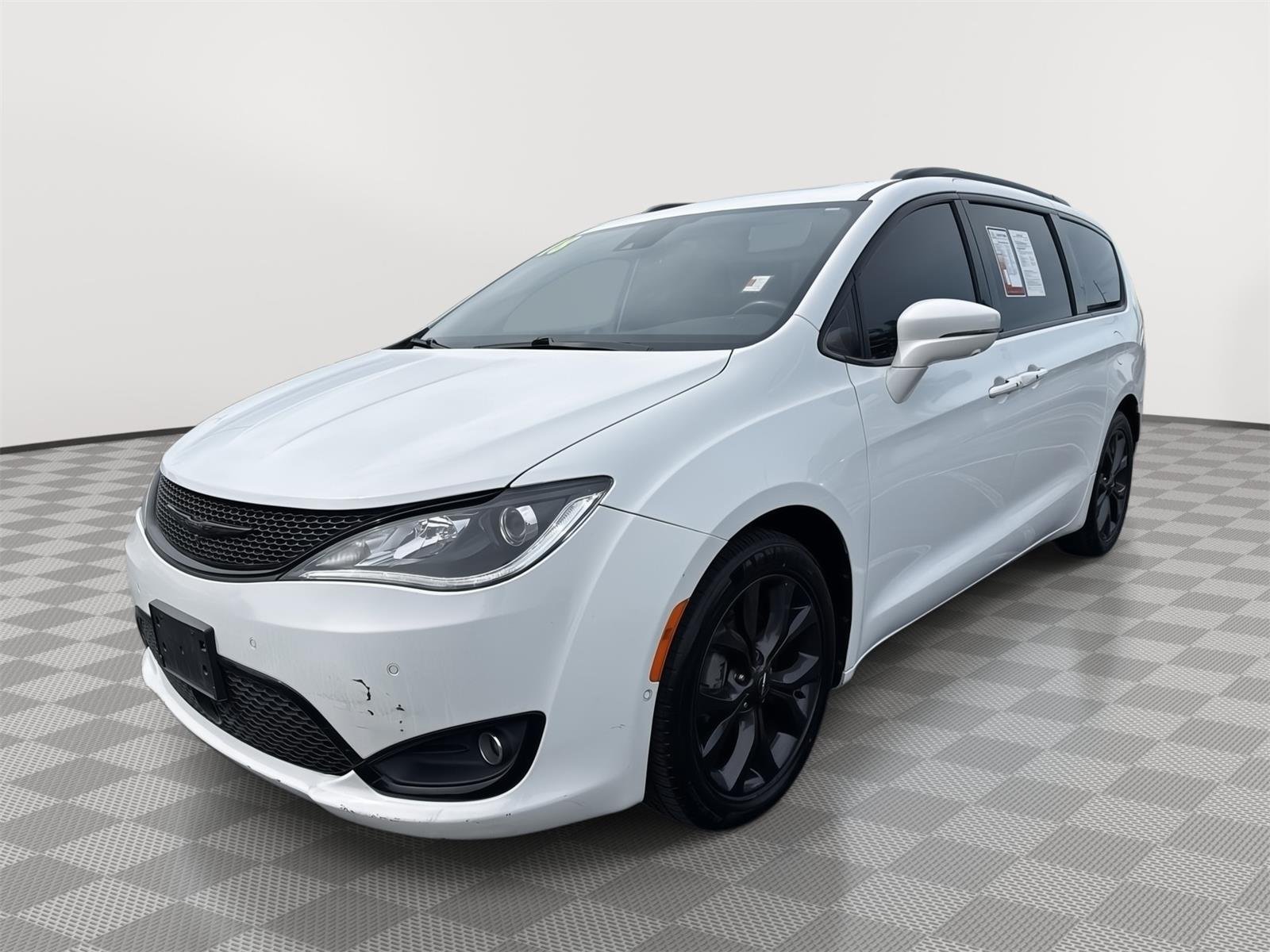 Used 2018 Bright White Clearcoat Chrysler Limited image 10