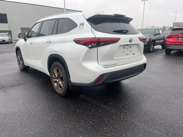 Used 2022 Beige Toyota Bronze Edition image 5