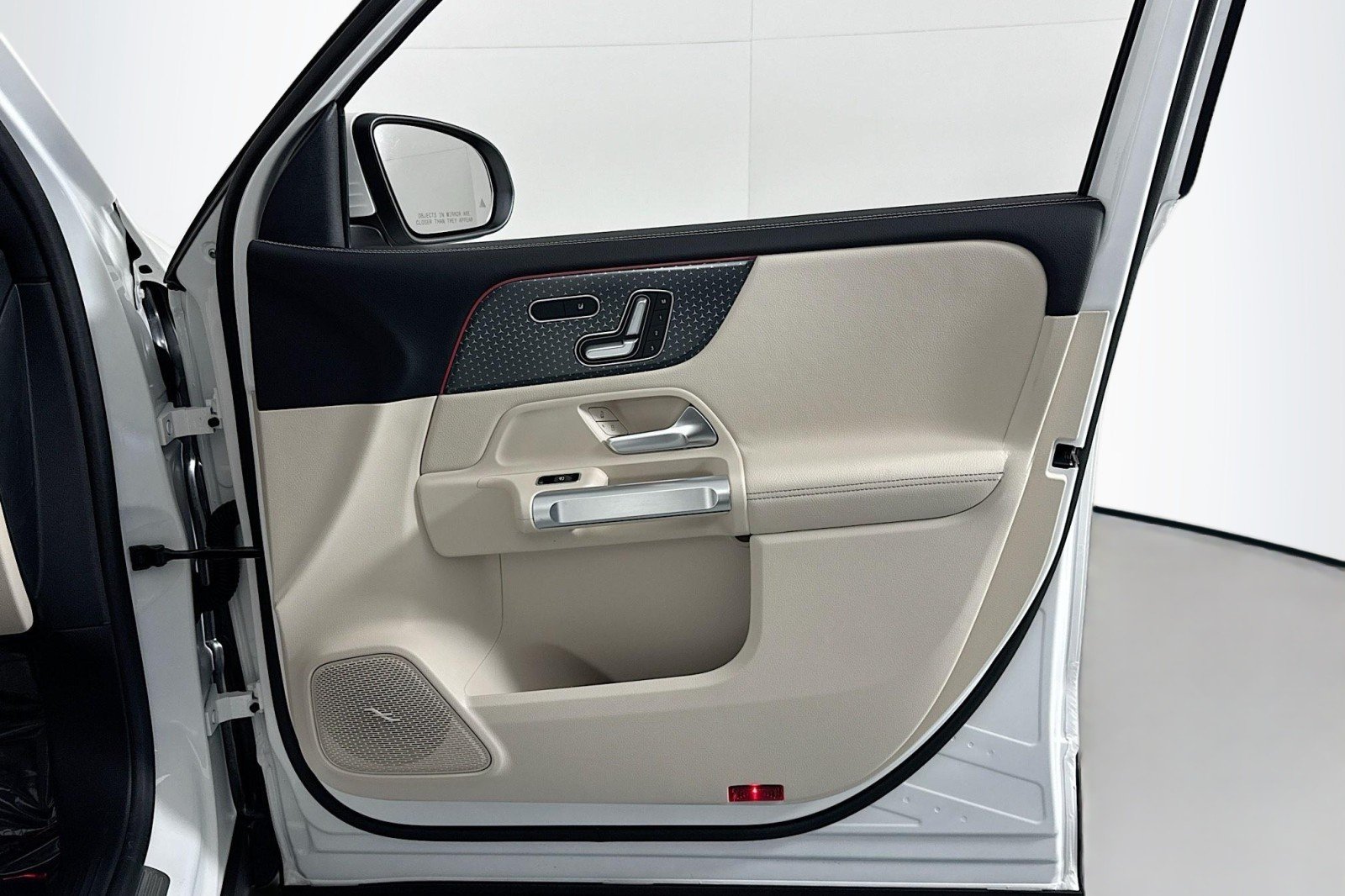 New 2026 Polar White Mercedes-Benz GLB 250 SUV image 23