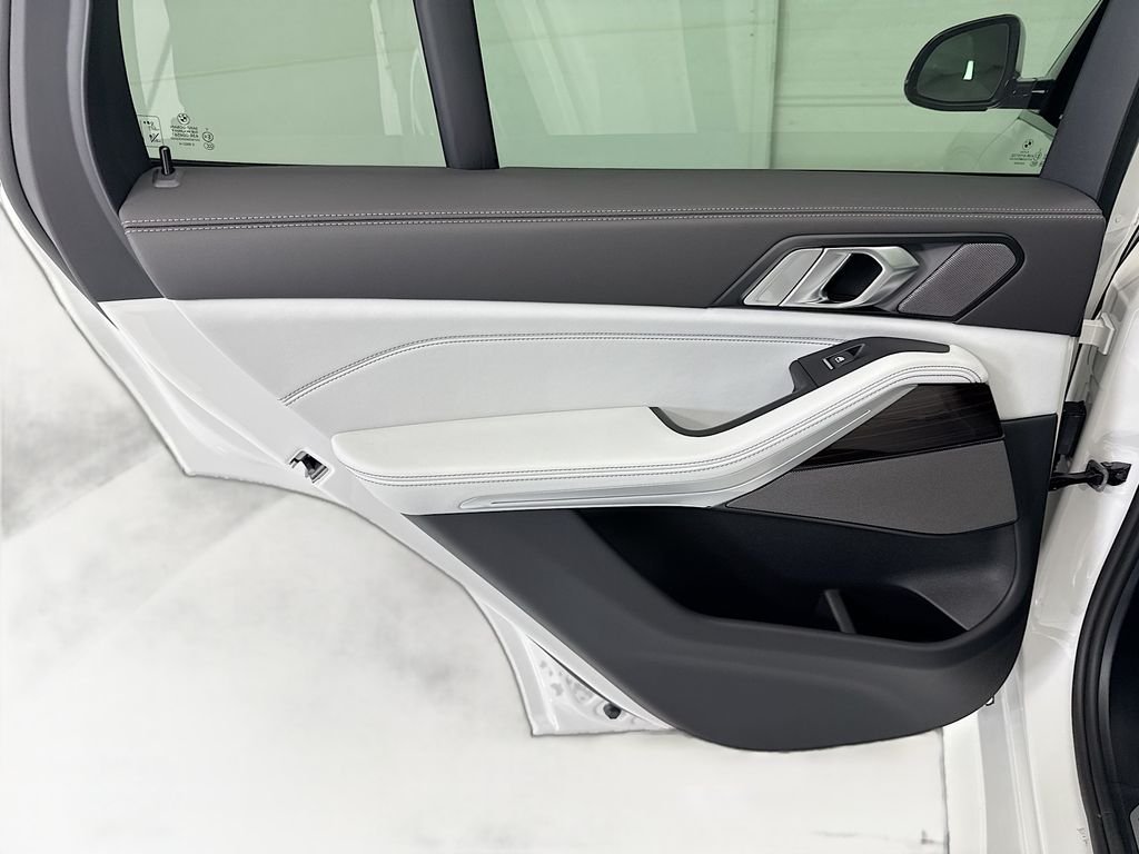 New 2026 White Metallic BMW xDrive40i image 25