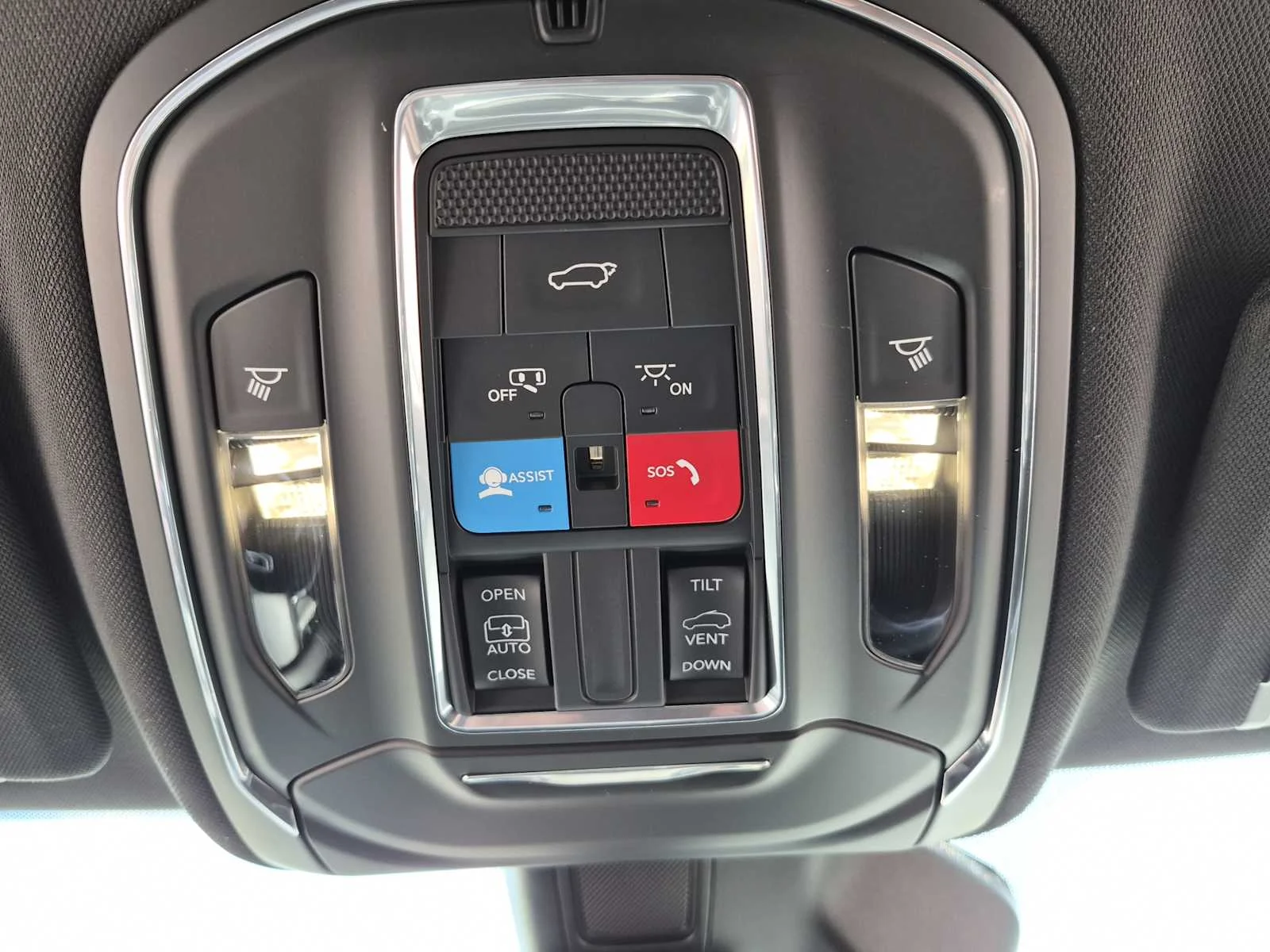 Used 2024 Silver Zynith Jeep Laredo X image 30