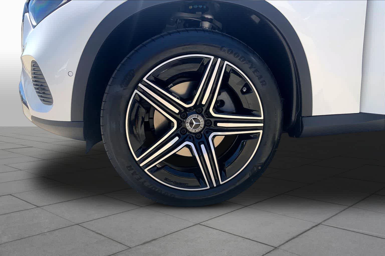 New 2026 Polar White Mercedes-Benz GLC 300 image 11