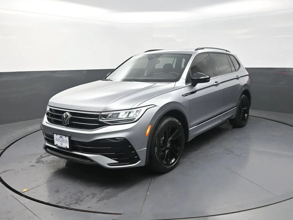 Used 2024  Volkswagen 2.0T SE R-Line Black image 4