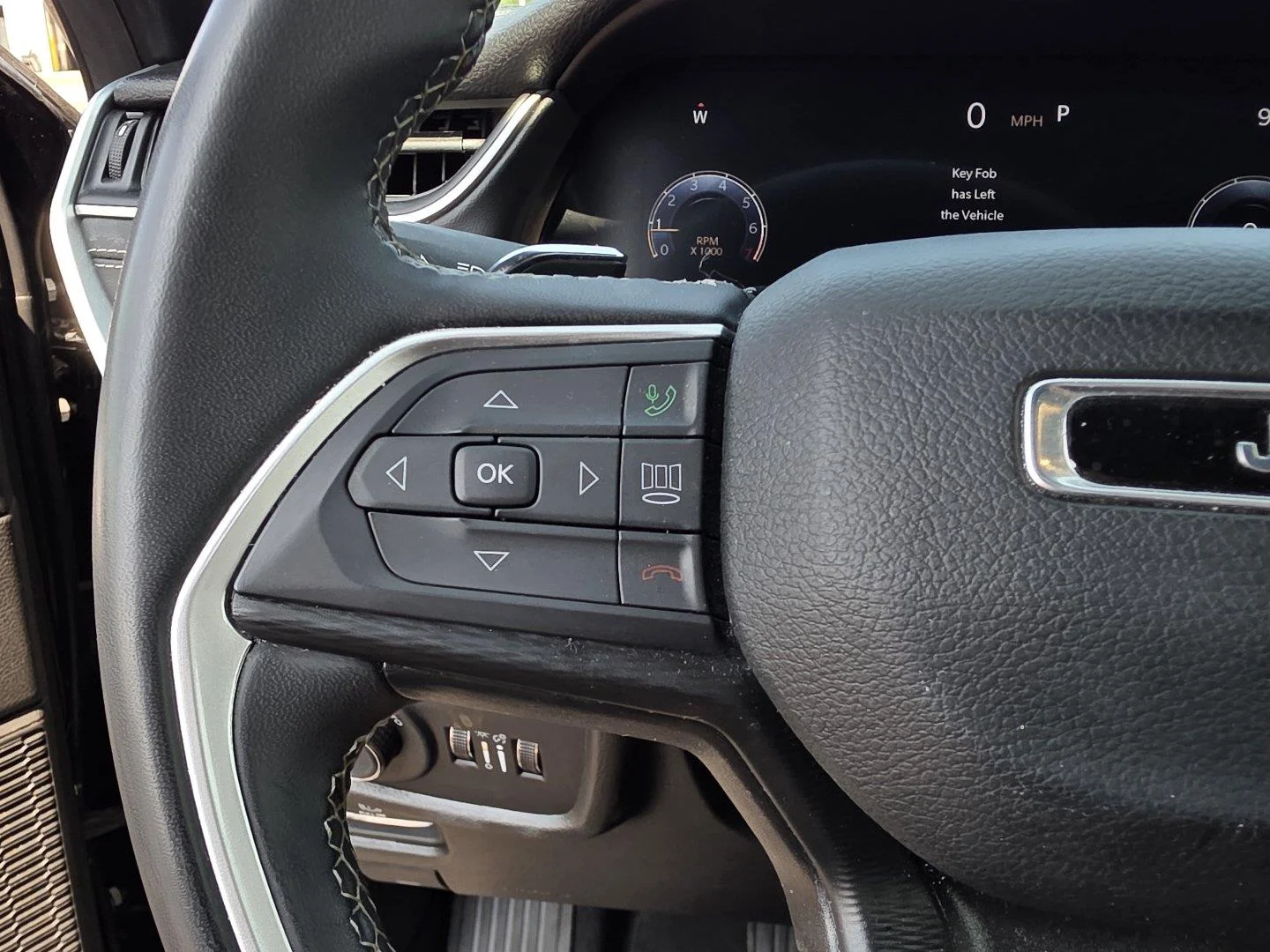 Used 2024 Diamond Black Crystal Pearlcoat Jeep Laredo image 11