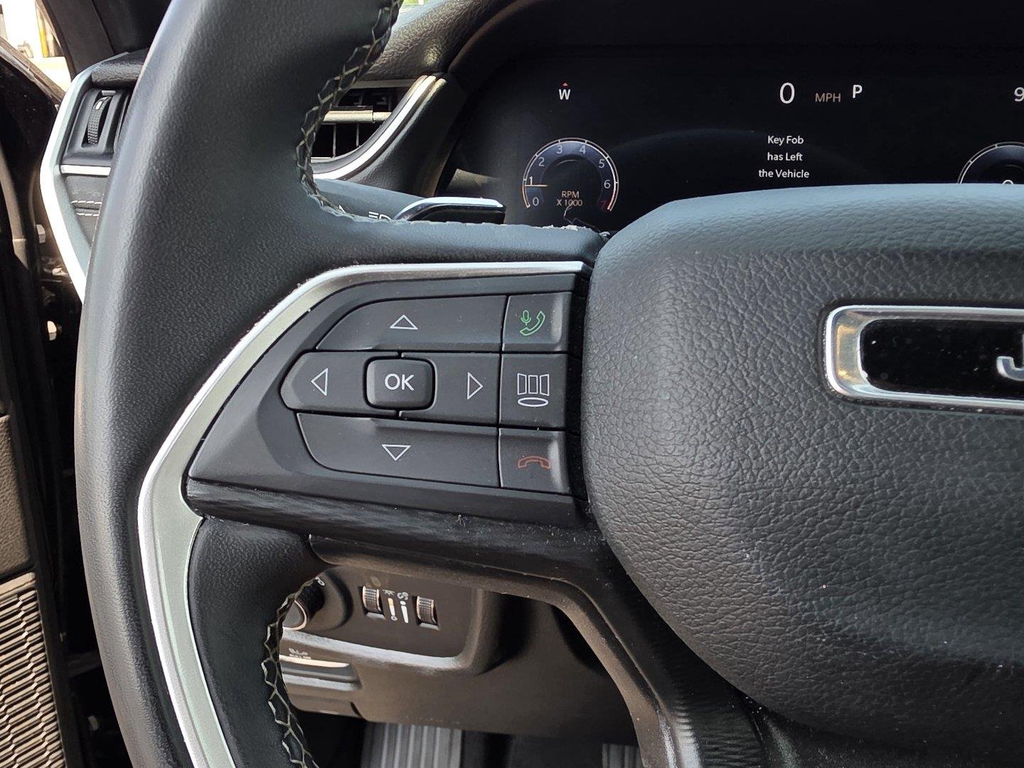 Used 2024 Diamond Black Crystal Pearlcoat Jeep Laredo image 11