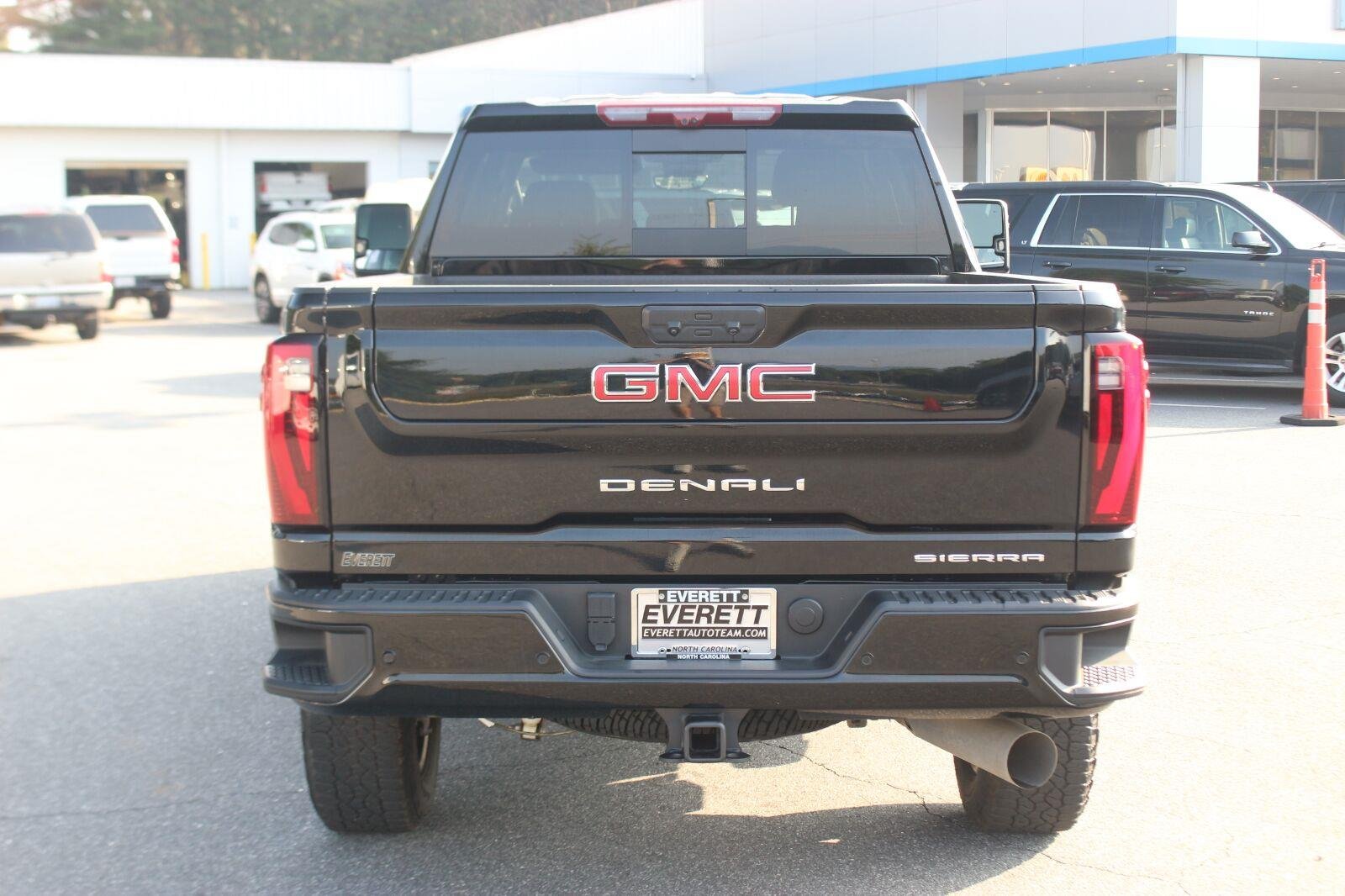 Used 2025 Onyx Black GMC Denali image 6