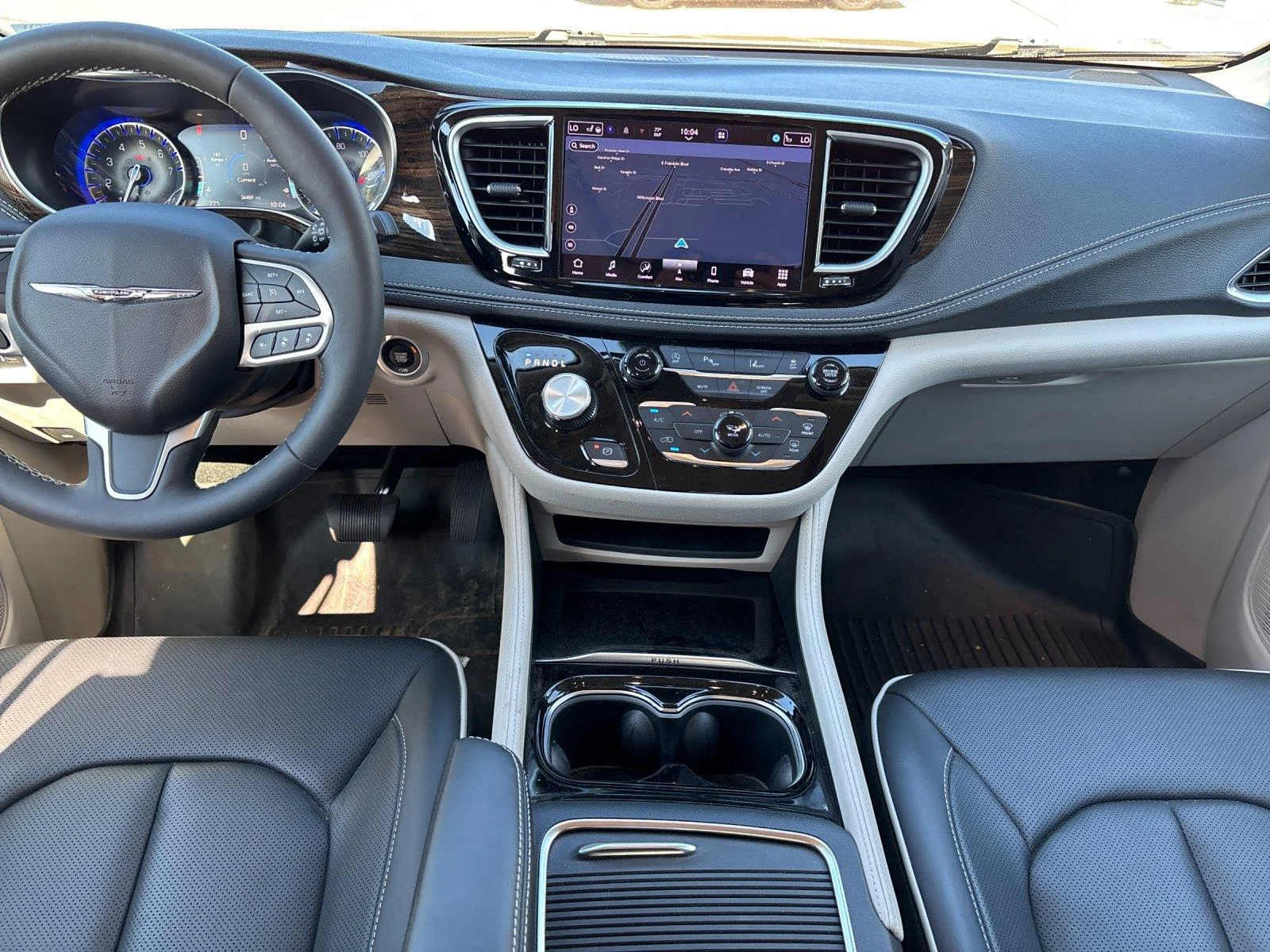 Used 2023  Chrysler Limited image 34