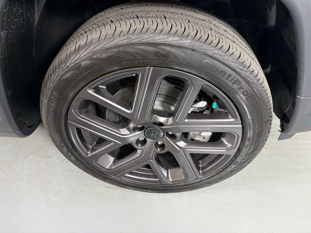 New 2026 Silver Zynith Metallic Clearcoat Jeep Latitude image 11