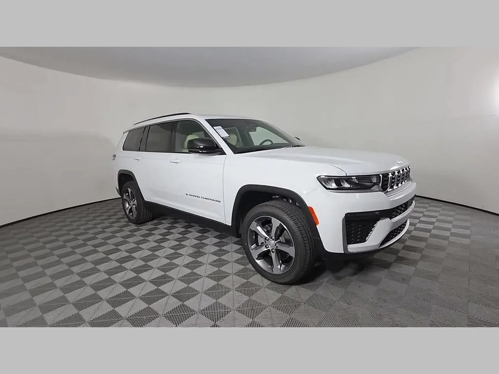 New 2026 Bright White Clear-Coat Exterior Paint Jeep Limited image 48