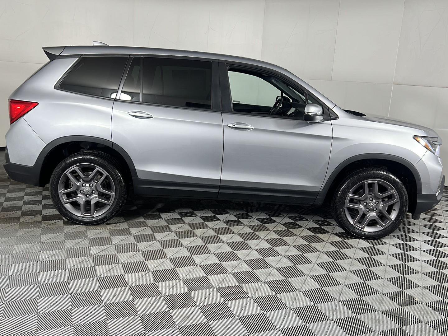 Used 2023 Lunar Silver Metallic Honda EX-L image 8