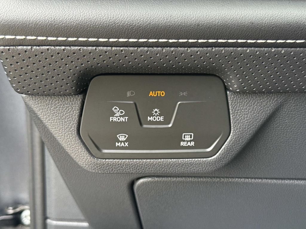Used 2024  Volkswagen 2.0T SE w/Technology image 37