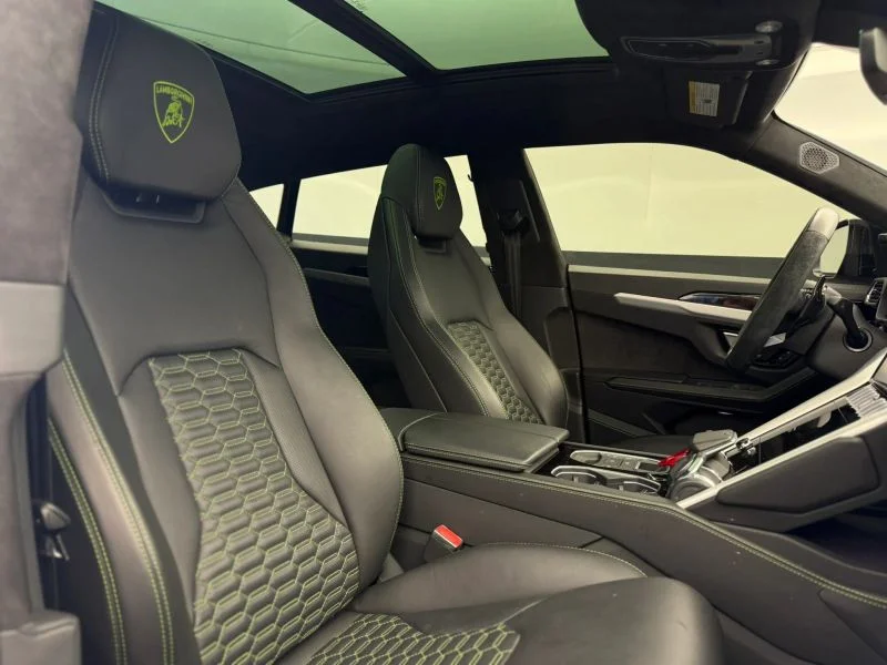 Used 2022  Lamborghini Sport Utility 4D image 35
