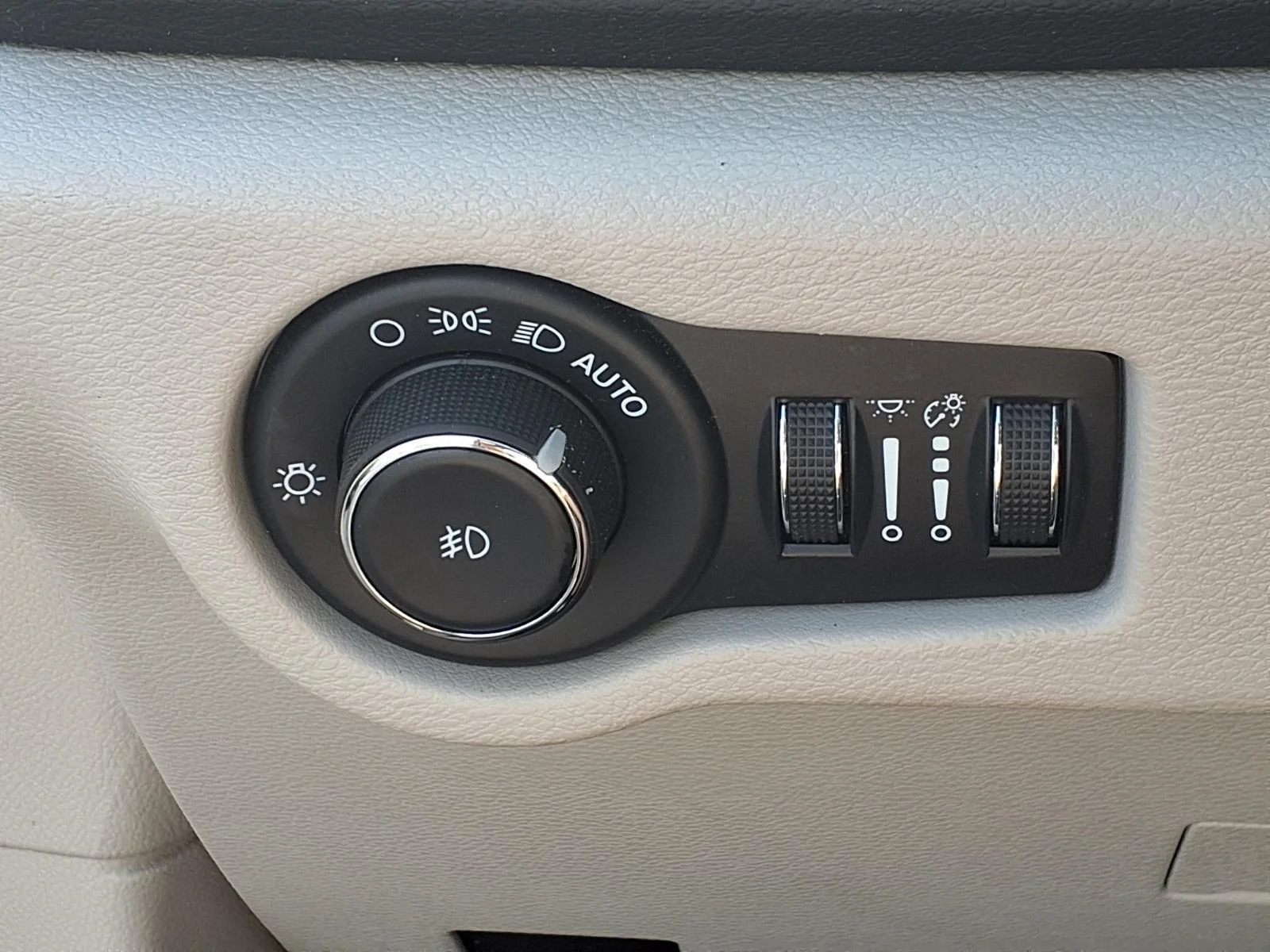 Used 2023 Silver Mist Clearcoat Chrysler Touring L image 20