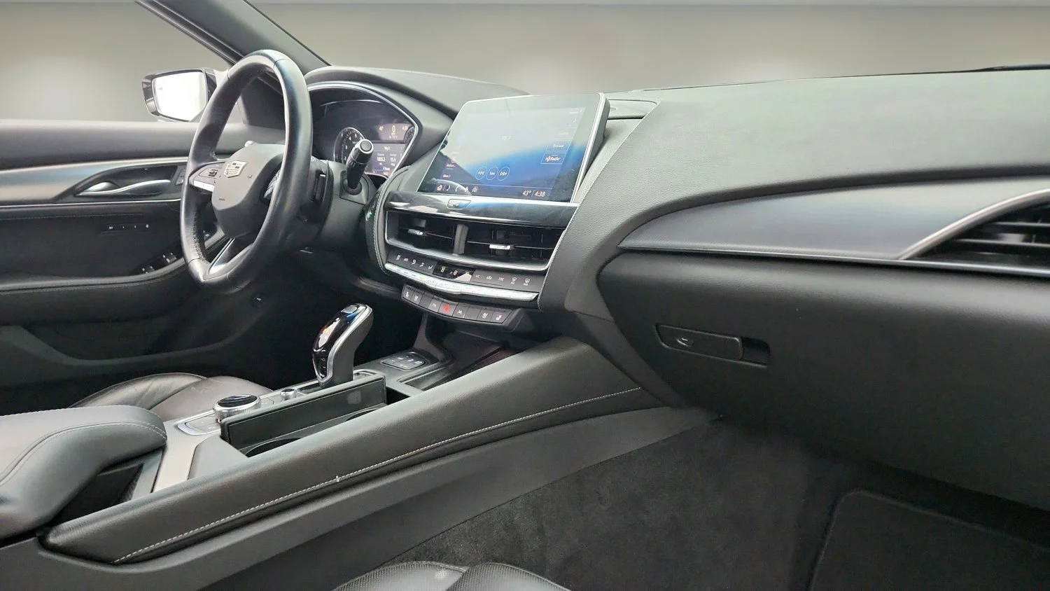 Used 2022 White Cadillac Premium Luxury image 14