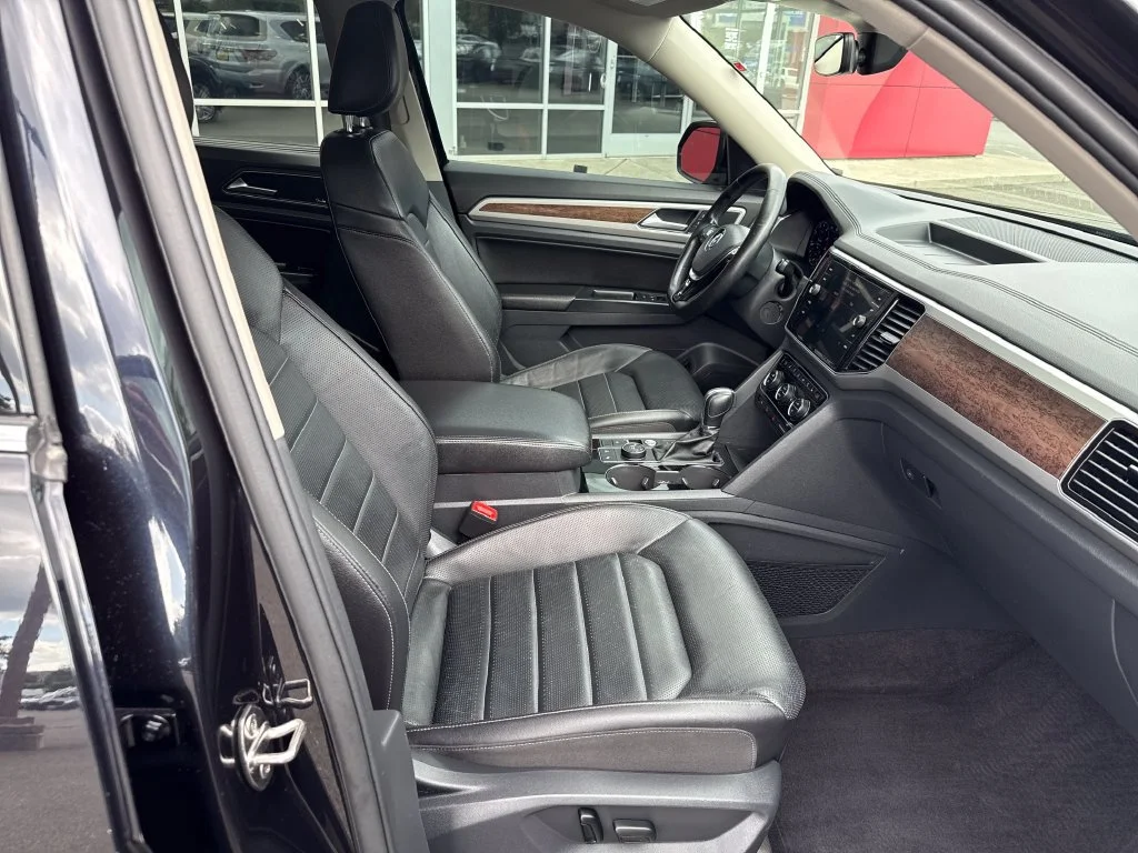 Used 2018 Deep Black Volkswagen 3.6L V6 SEL Premium image 9