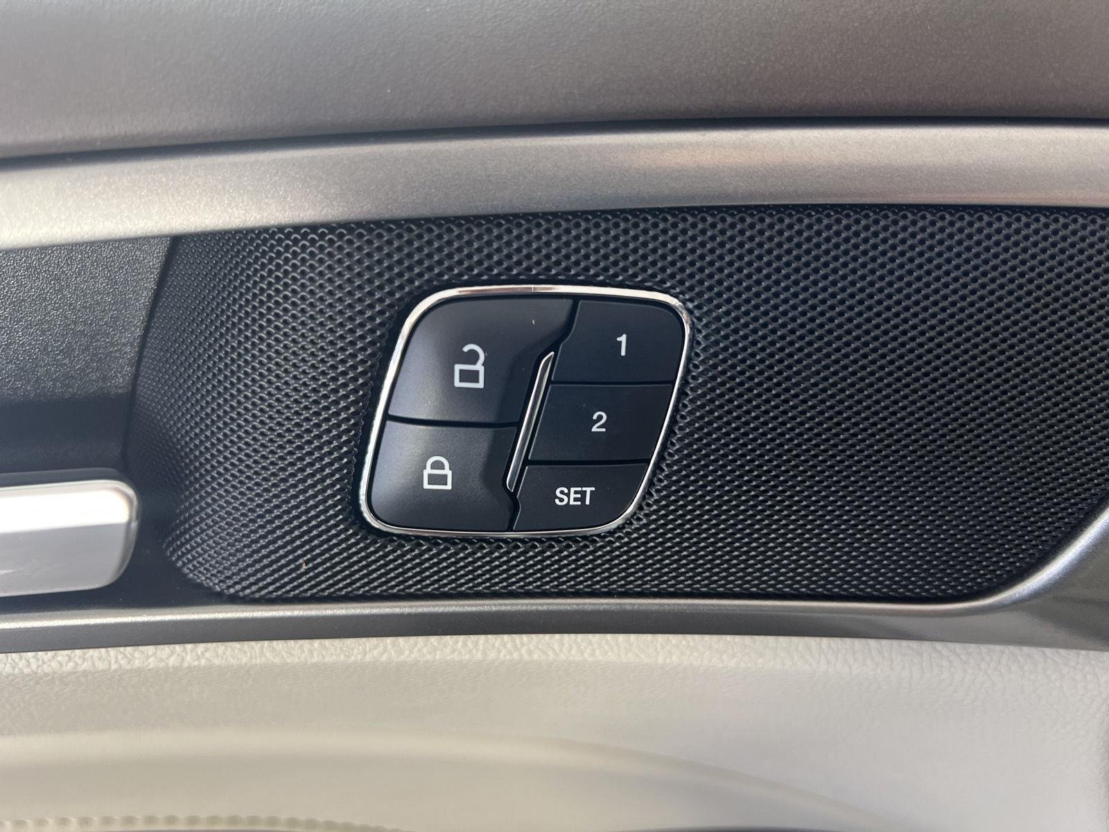 Used 2017 White Platinum Metallic Tri-Coat Ford Platinum image 14