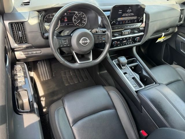 Used 2025 Everest White Pearl Tricoat Nissan SL image 14