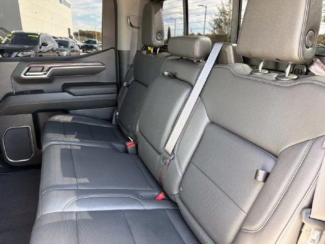 Used 2023 White GMC SLT image 23