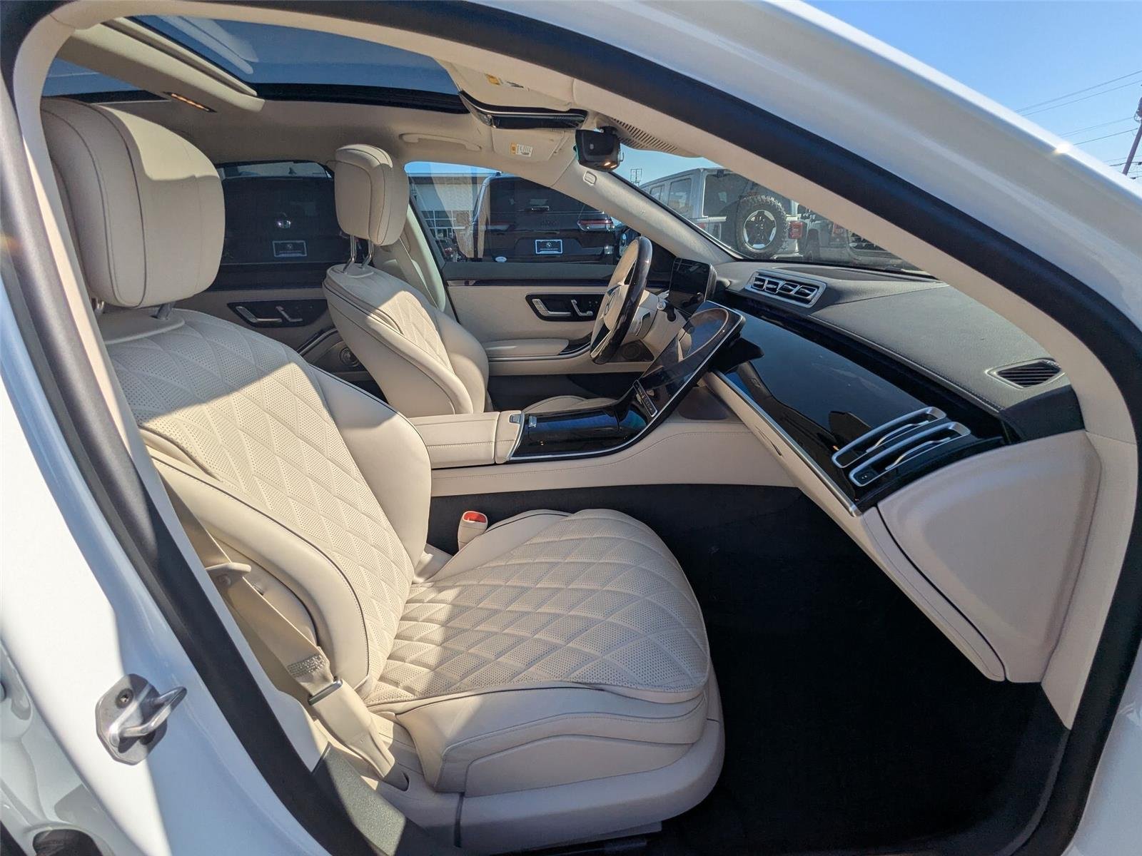 Used 2024 MANUFAKTUR Moonlight White Metallic Mercedes-Benz S 580 image 34