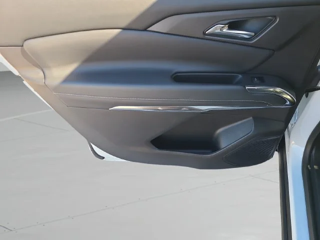 Used 2025 Summit White Chevrolet LT image 19