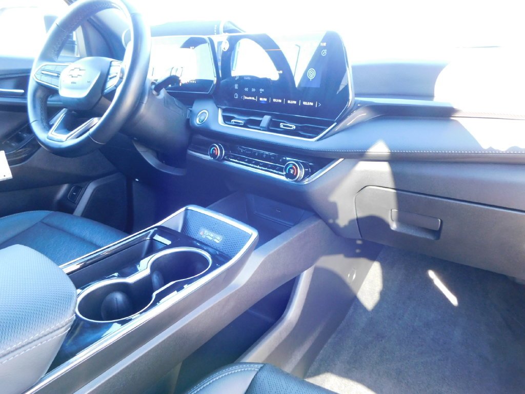 Used 2025 White Chevrolet LT image 18