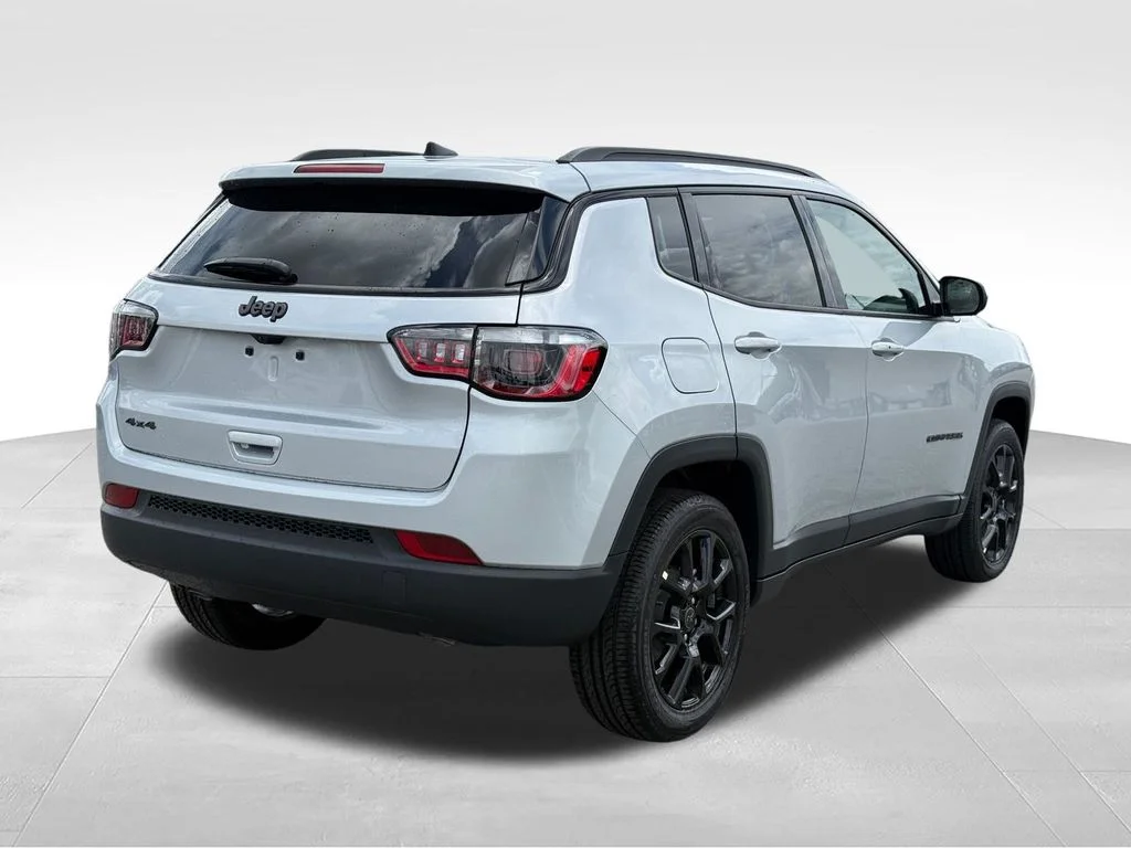 New 2026 Silver Zynith Metallic Clear-Coat Exterior Paint Jeep Latitude image 28