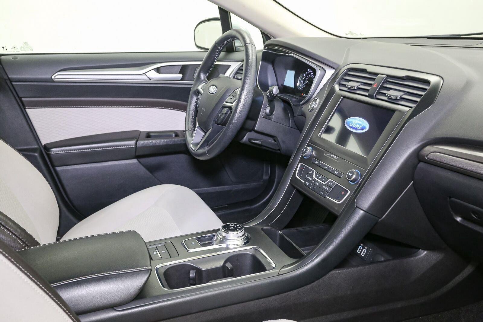 Used 2020 Iconic Silver Ford SE image 17