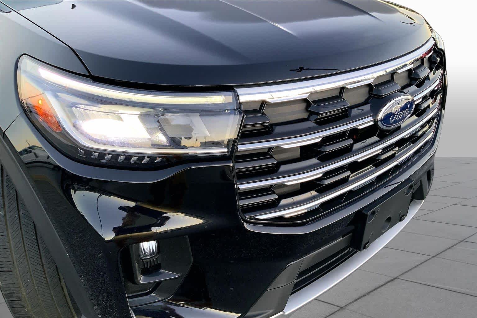 Used 2025 Agate Black Metallic Ford Active image 28