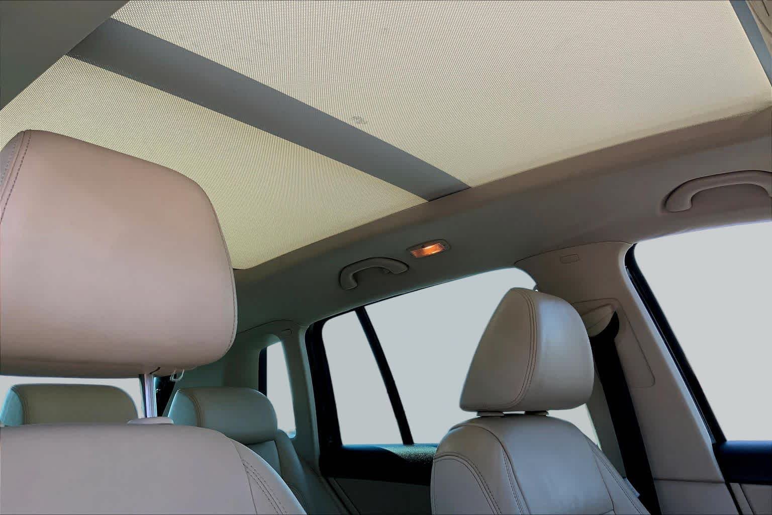 Used 2010  Volkswagen SE image 19