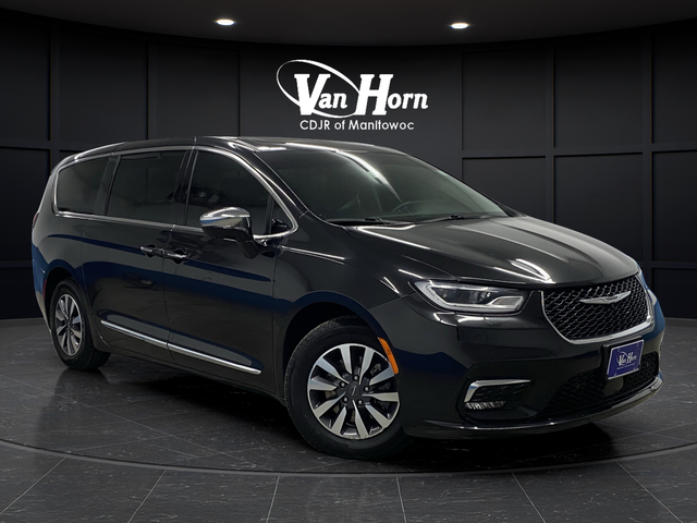 Used 2022 Chrysler Pacifica Hybrid Limited with VIN 2C4RC1S75NR121747 for sale in Manitowoc, WI