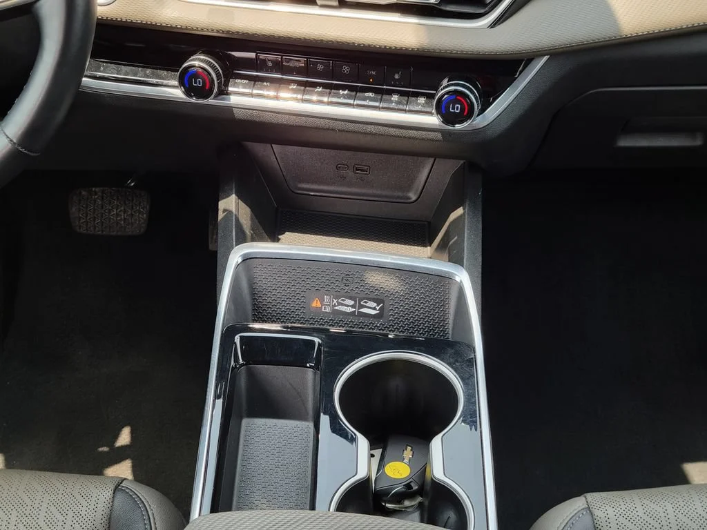 Used 2025 Summit White Chevrolet LT image 22