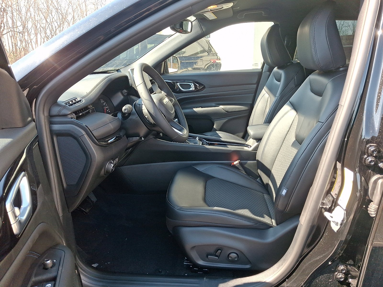 New 2026 Diamond Black Crystal Pearlcoat Jeep Latitude Altitude image 9