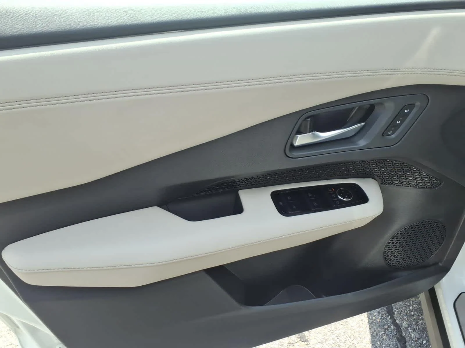 Certified Used 2024 Everest White Pearl Tricoat/Black Diamond Pearl Nissan ENGAGE+ image 16