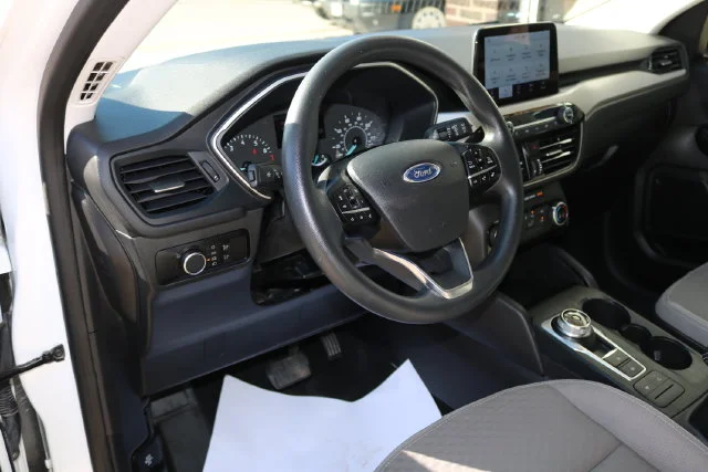Used 2022 White Metallic Ford SE image 11