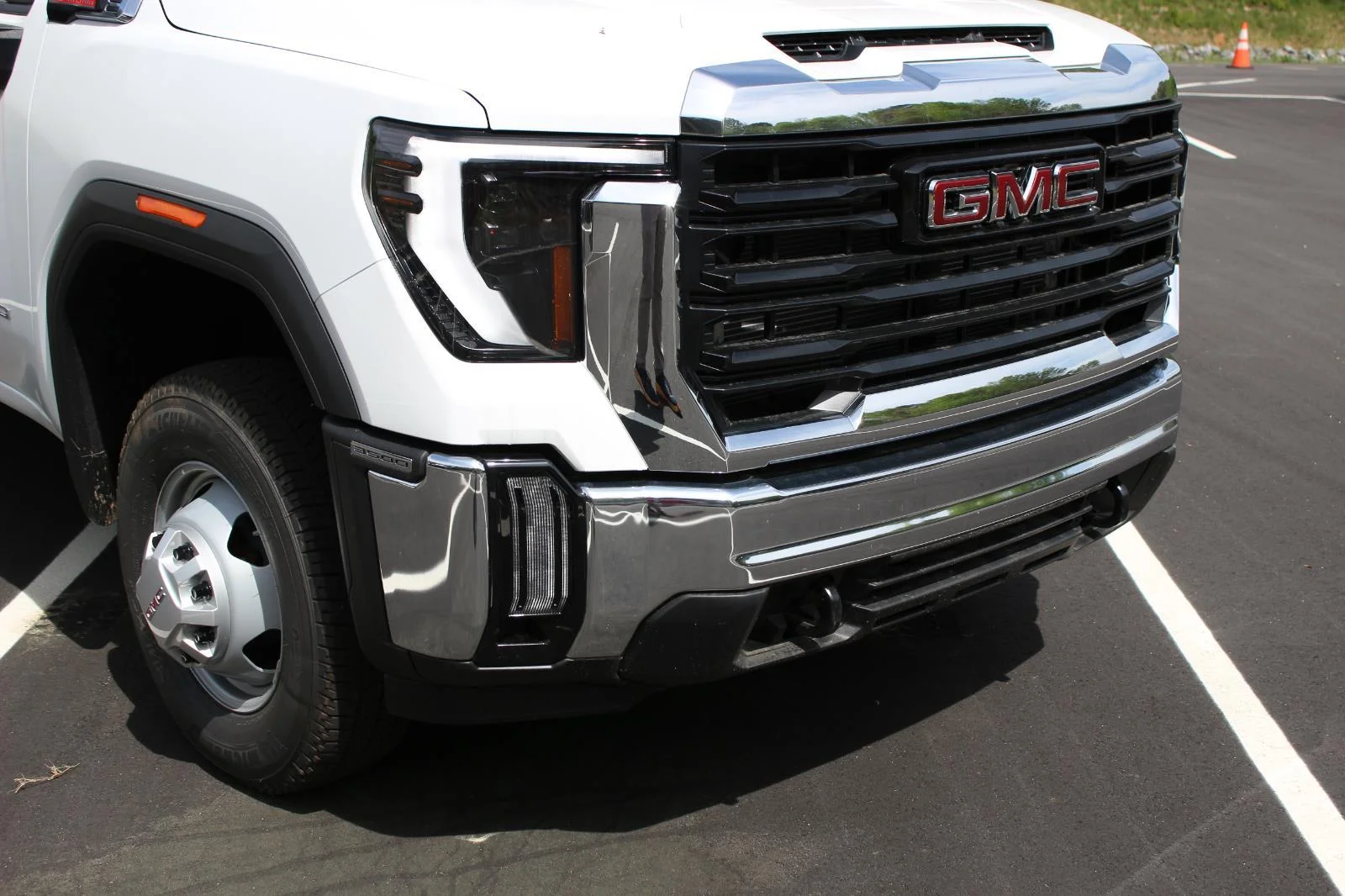 New 2026 Summit White GMC Pro image 5