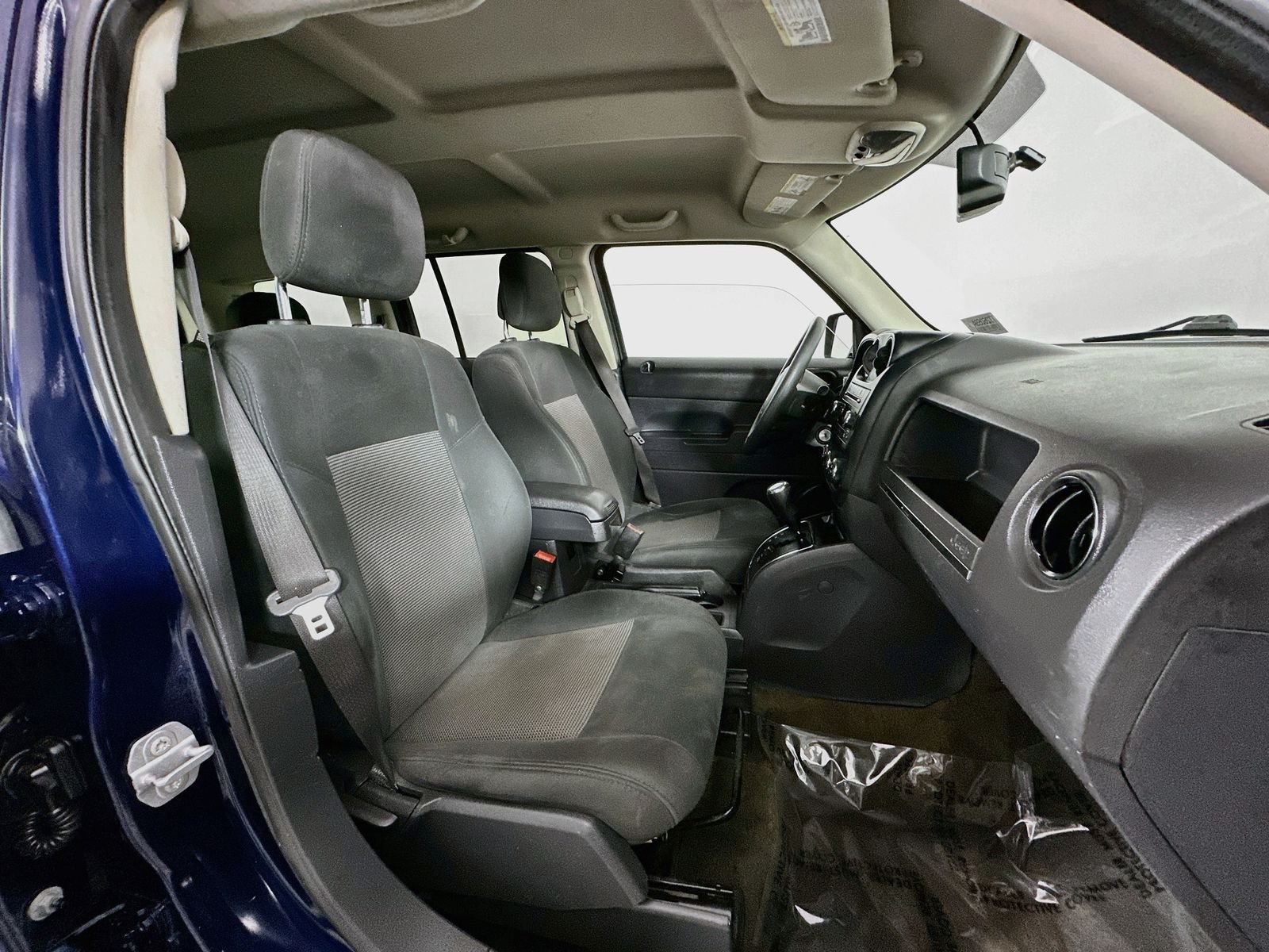 Used 2017 True Blue Pearlcoat Jeep Sport image 23