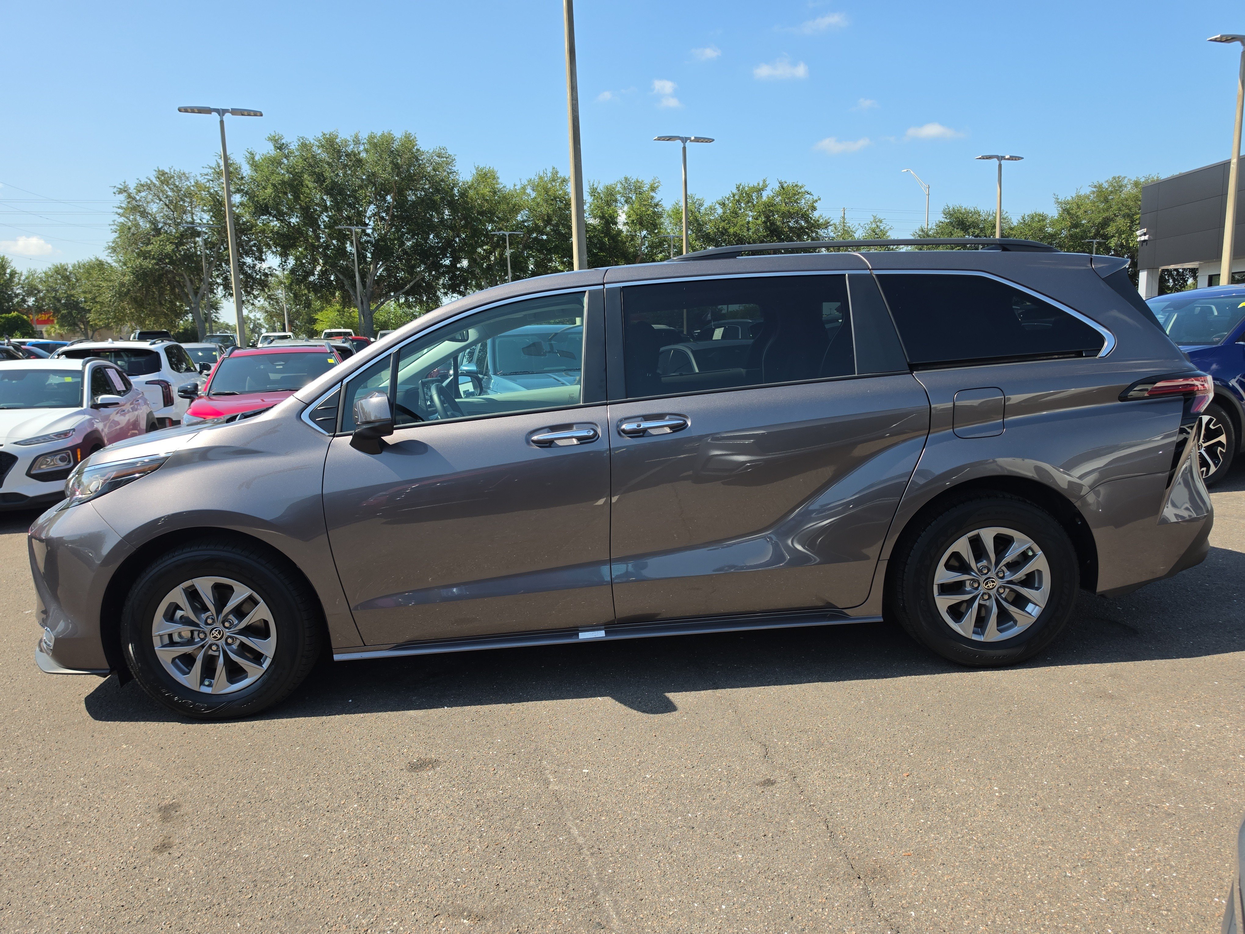 Used 2022 Sunset Bronze Mica Toyota XLE image 5