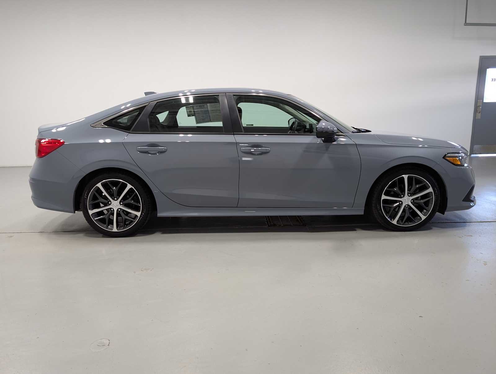 Used 2024 Sonic Gray Pearl Honda Touring image 7