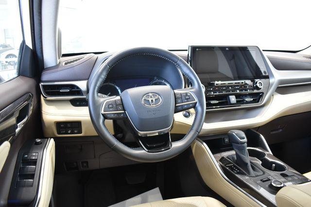 Certified Used 2020 BLIZZARD PEARL Toyota  image 17