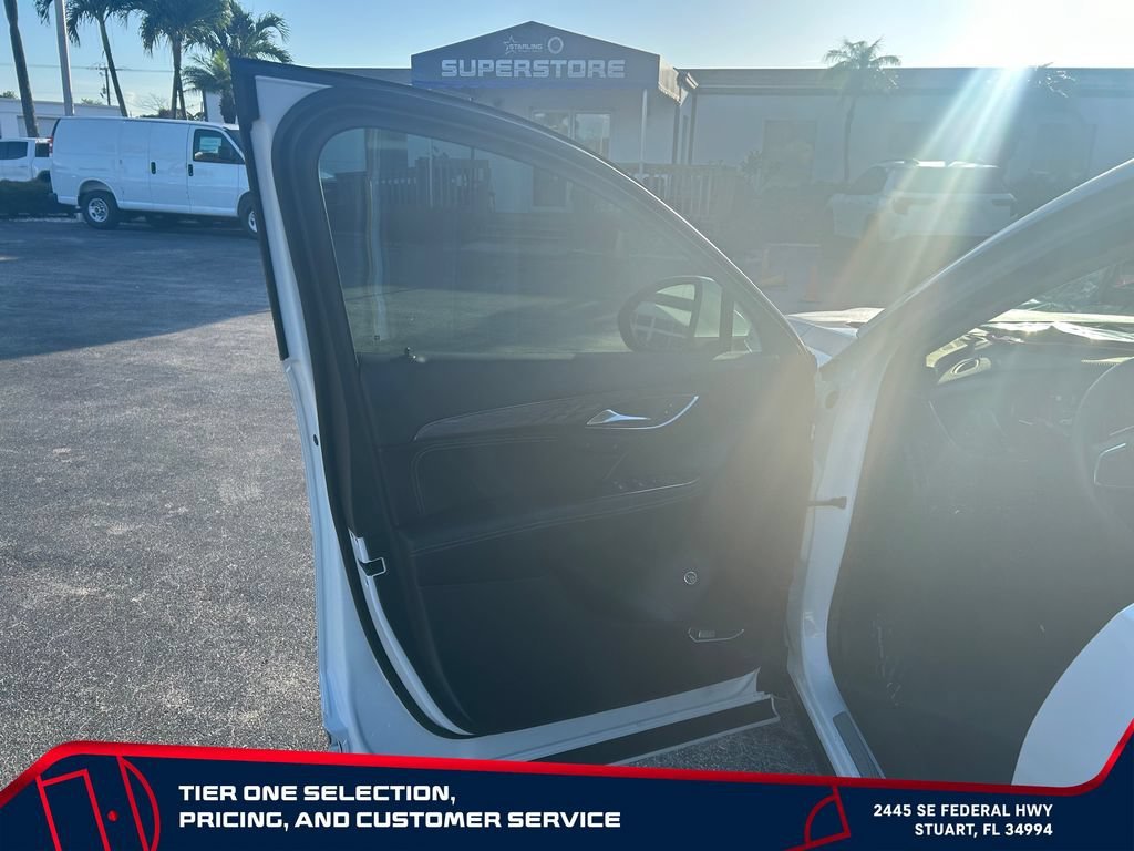 Used 2023 WHITE FROST TRICOAT Buick Avenir image 11