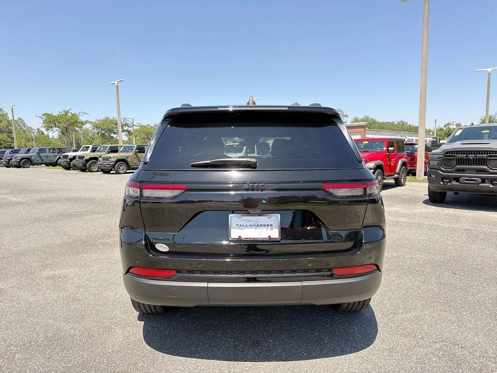 Used 2023 Diamond Black Jeep Altitude X image 4