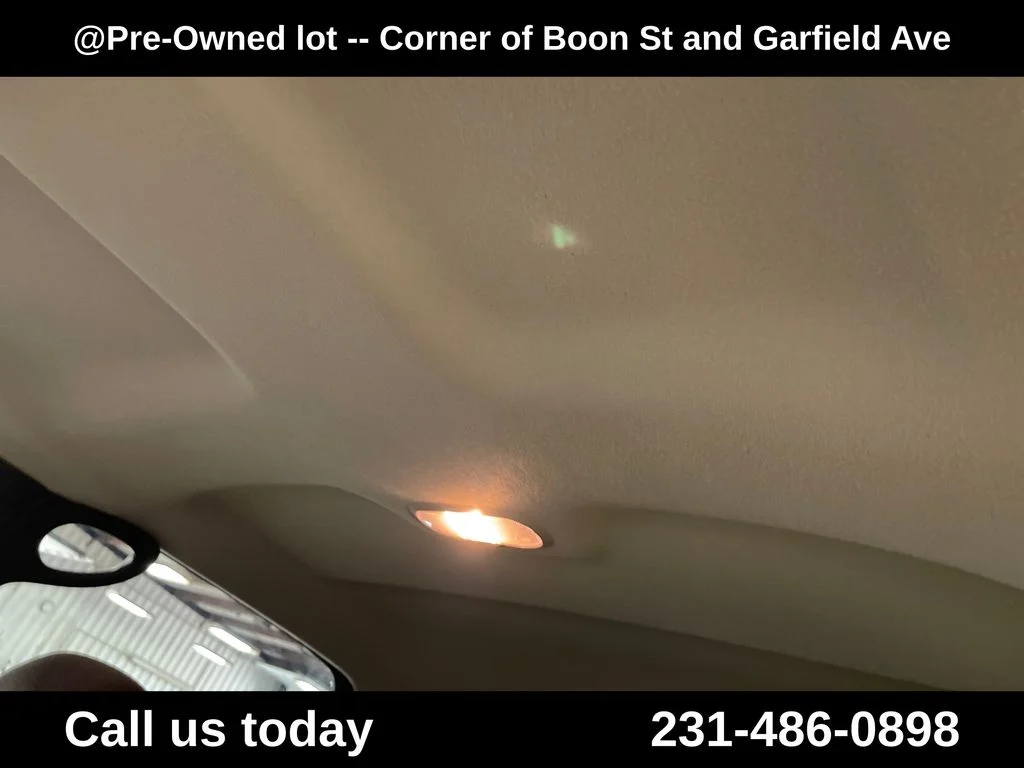 Used 2006 White Chevrolet LT image 13