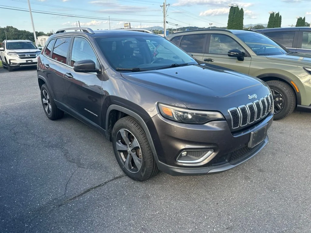 Used 2019 Crystal Metallic Jeep Limited image 3
