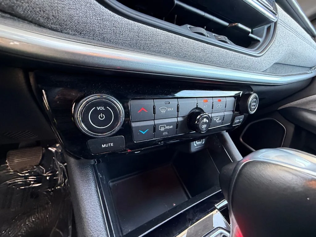 Used 2024 Black Jeep Latitude image 23