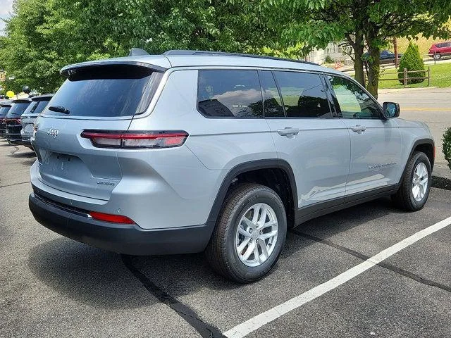 New 2026 Silver Zynith Exterior Paint Jeep Laredo X image 8