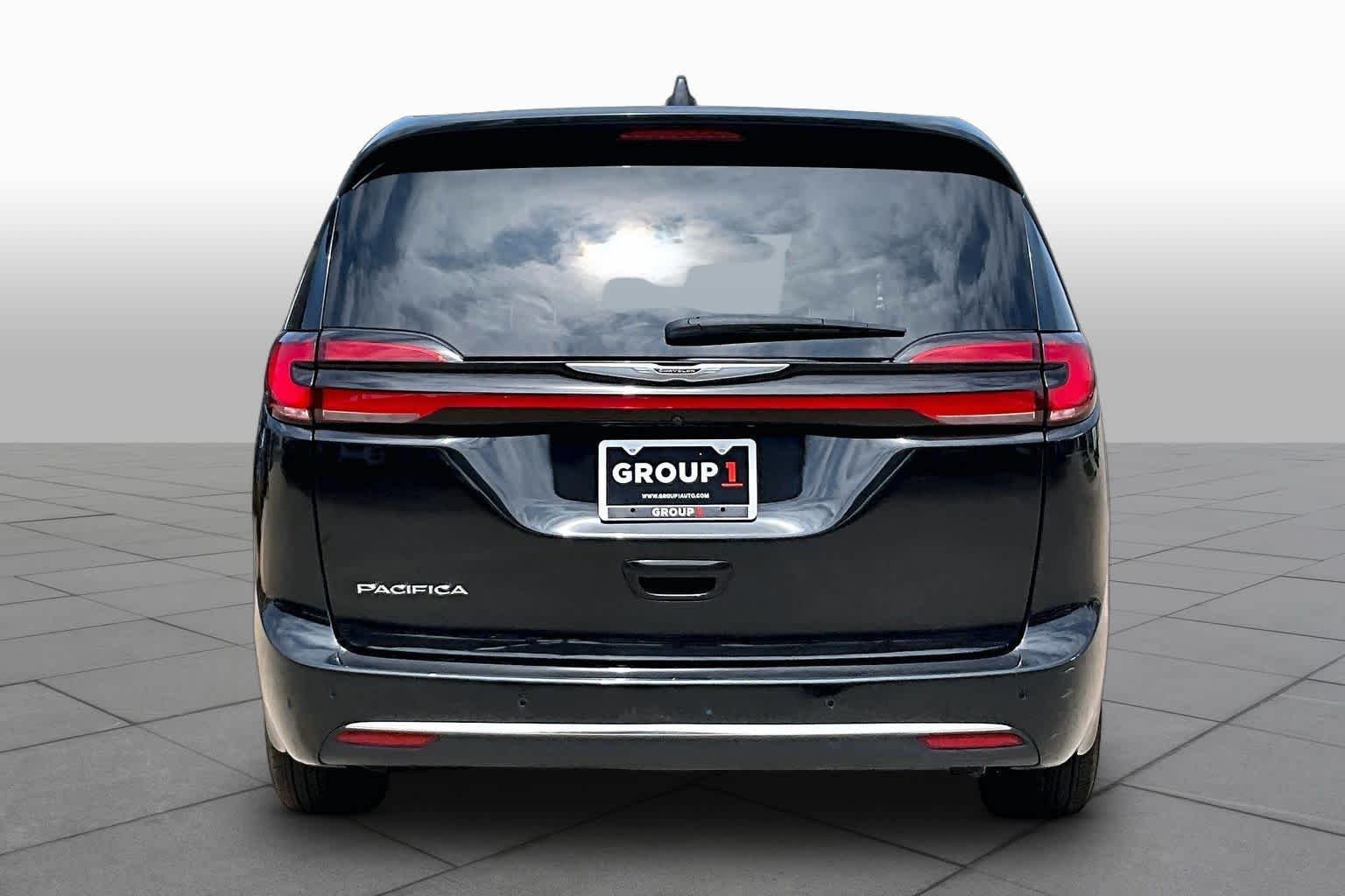 Used 2023 Brilliant Black Crystal Pearlcoat Chrysler Touring L image 4